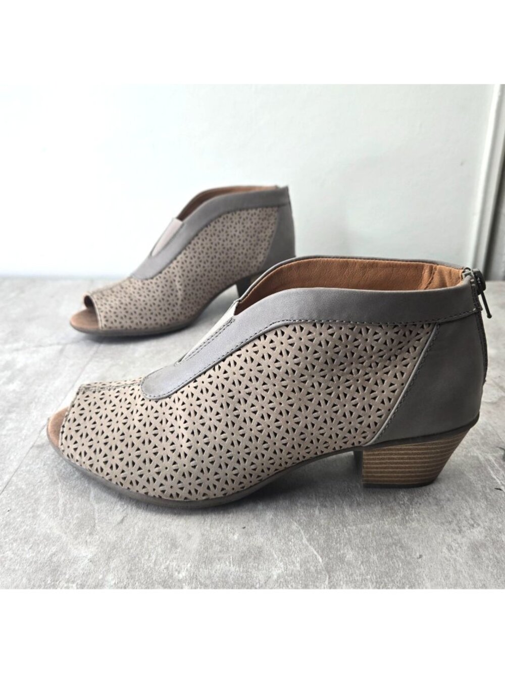 Earth Origins Peep Toe Ankle Booties 9.5 Taupe Suede Comfort Low Block Heel Boot